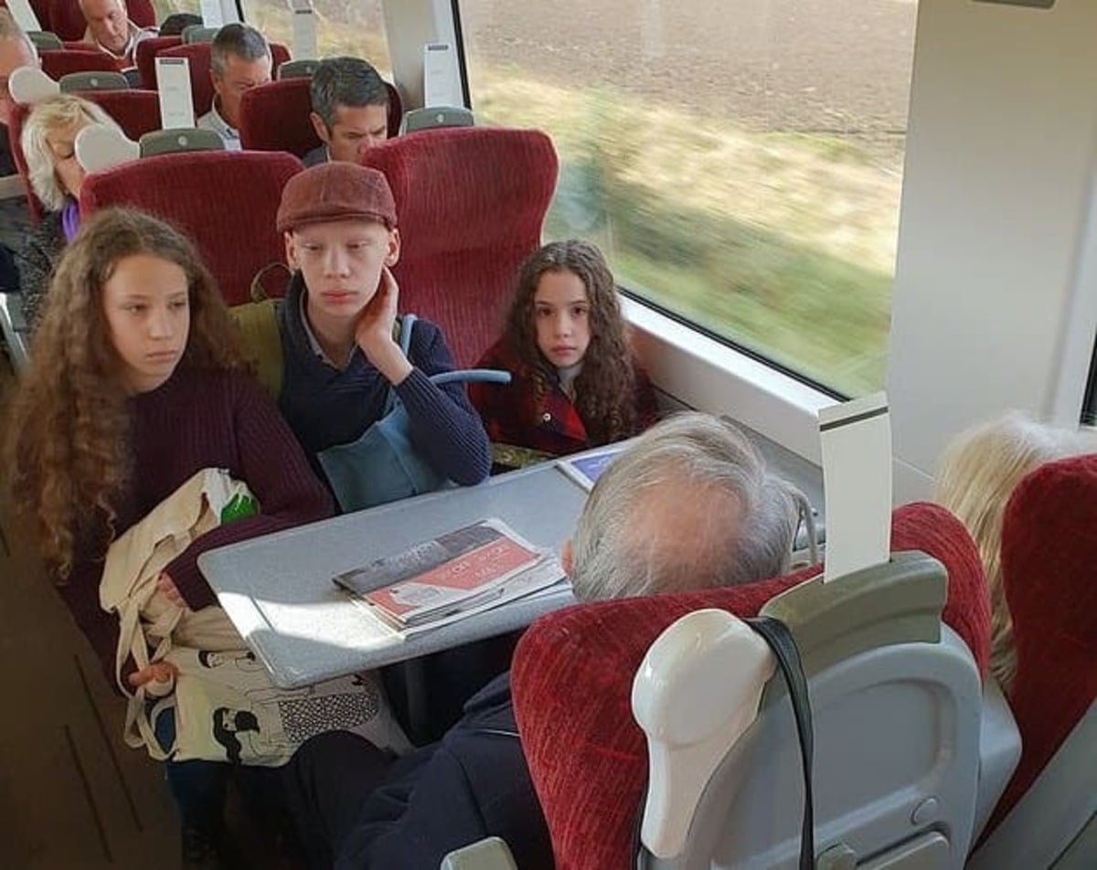 An elderly couple refused to move from her kids’ seats