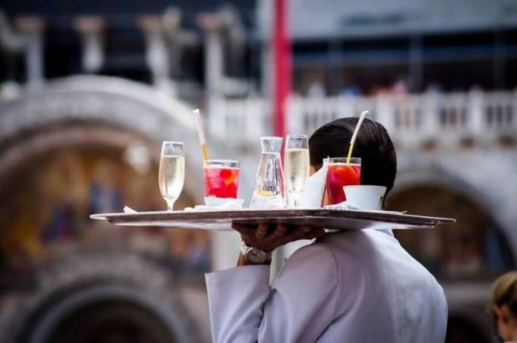 ten habits that annoy restaurant servers