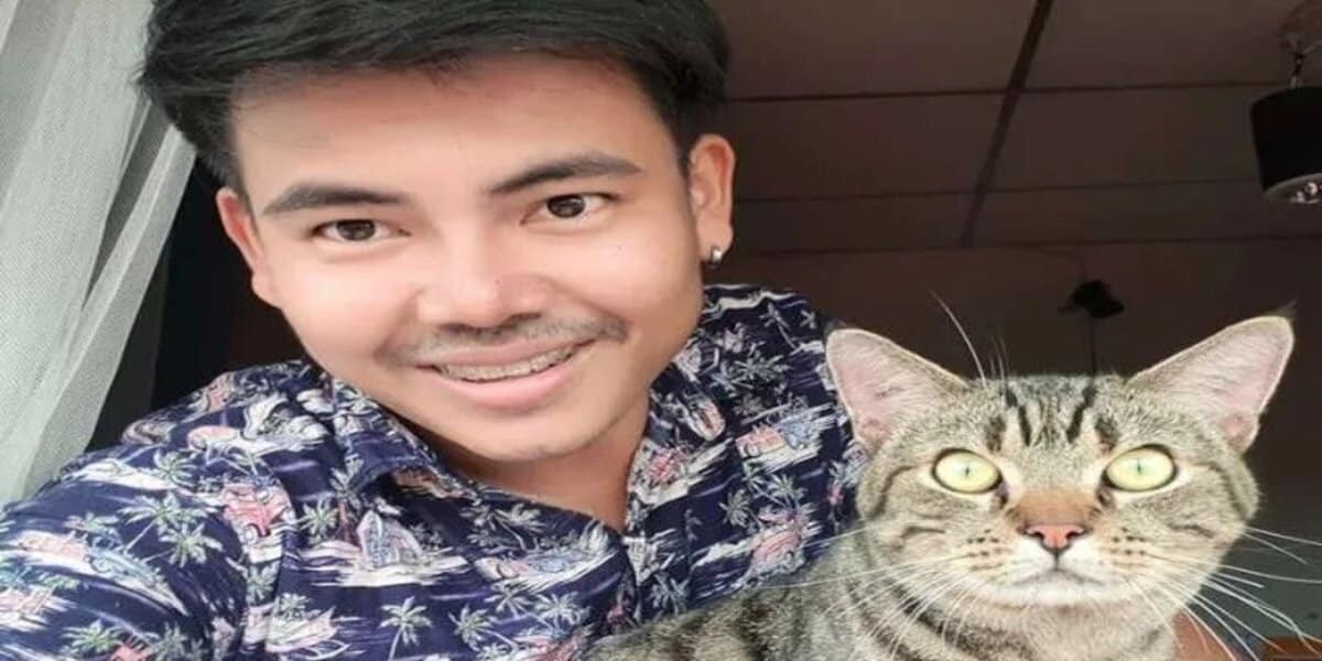 His cat stared at him every night 2