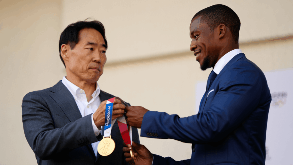 Olympic Boxer Gives His Gold Medal to American Who Rightfully Beat Him Decades Ago (Watch the Tears)
