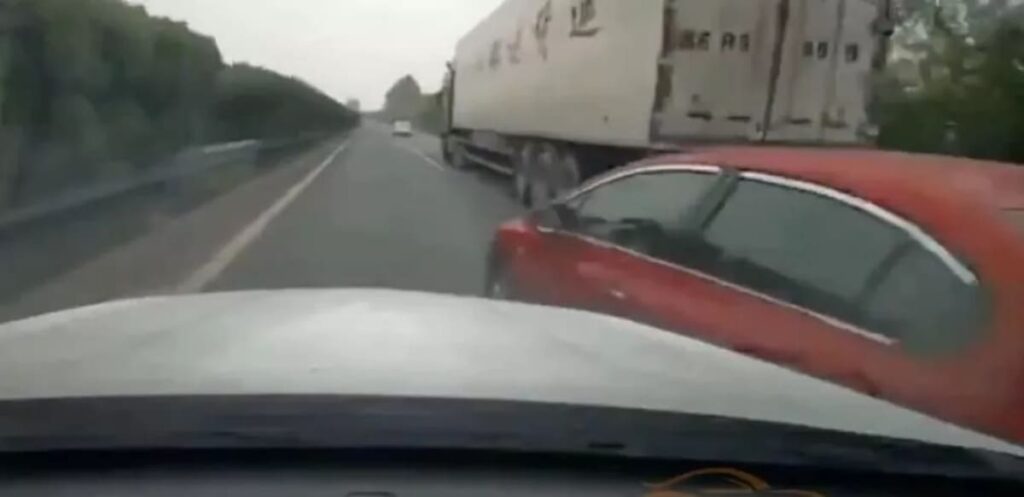 A driver punished by a truck after a dangerous overtake