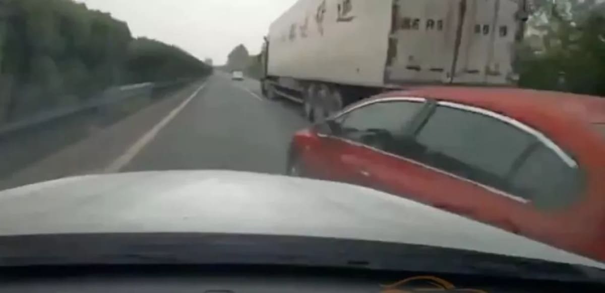 A driver punished by a truck after a dangerous overtake