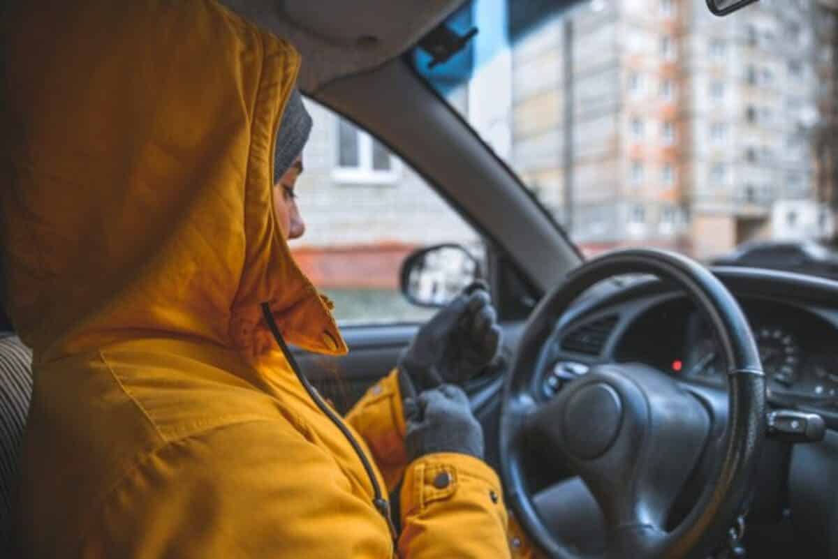 experts advise drivers not to wear puffer jackets in winter 1