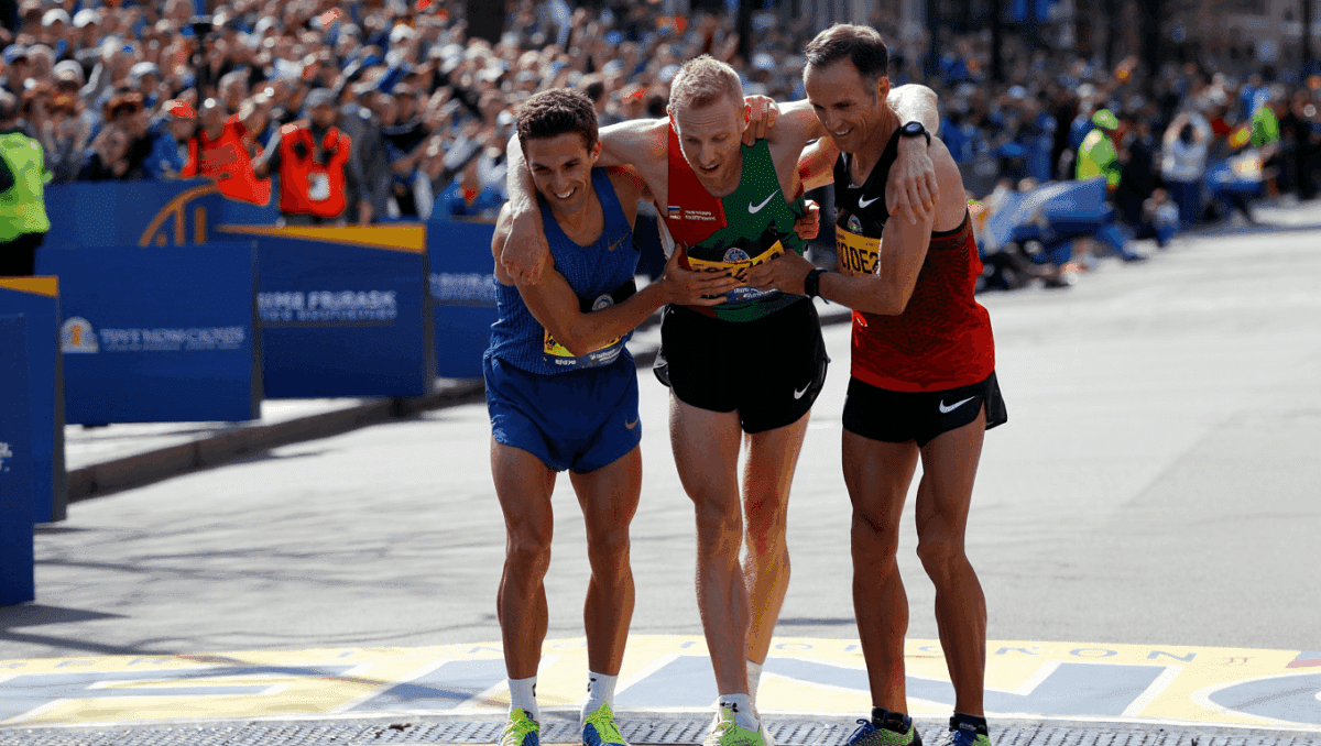 Boston Marathon Runners Praised for Stopping to Help Injured Competitor Cross Finish Line (WATCH)