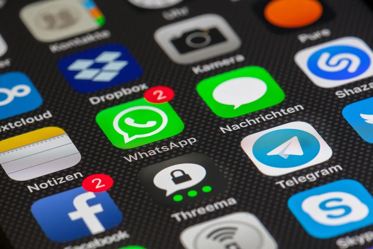 Jóvenes usando redes sociales en sus teléfonos, expuestos a estándares corporales