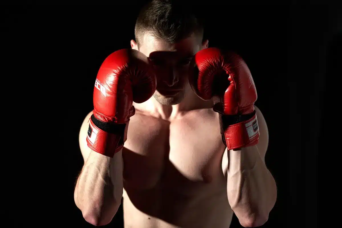 UFC-Kämpfer nach einer Niederlage mit entschlossenem Blick