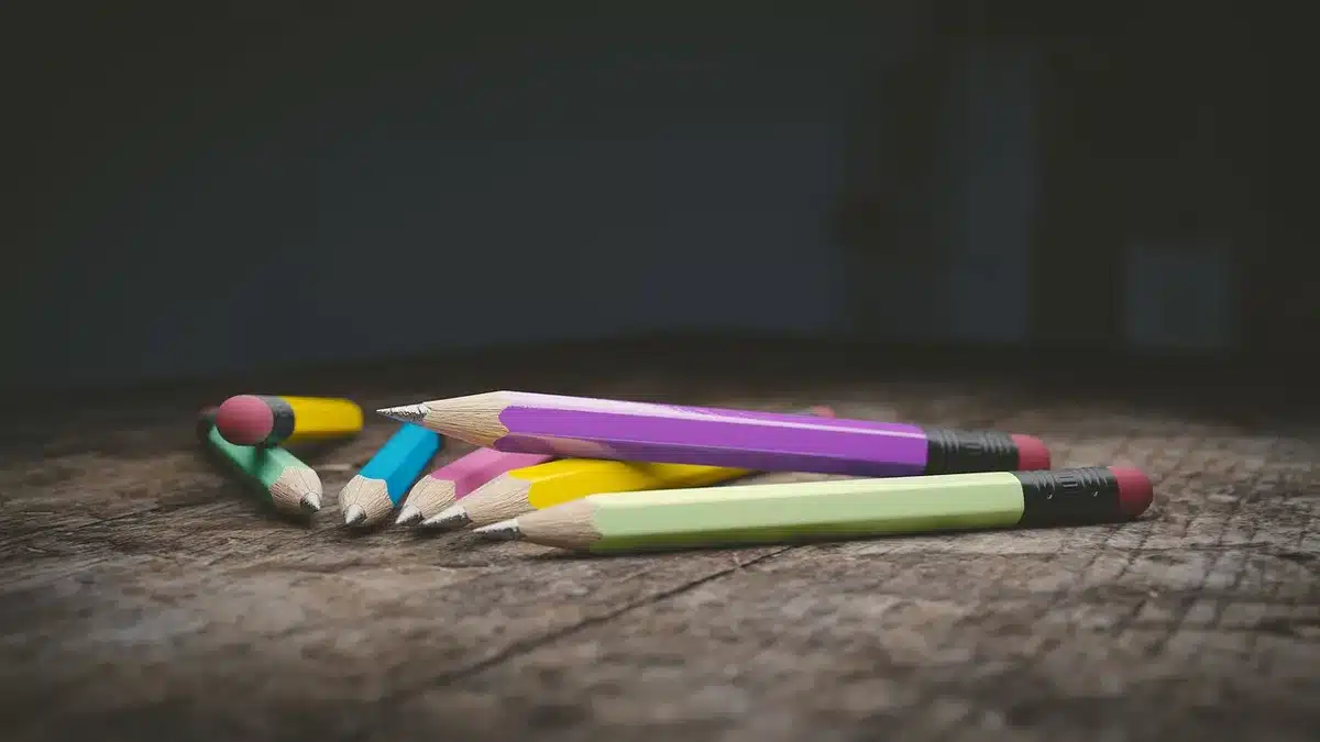 Façade d'école délabrée et classe vide illustrant des bâtiments scolaires en mauvais état